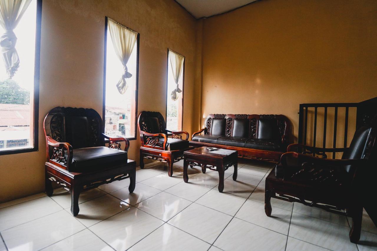Reddoorz Near Jalan Gatot Subroto 2*
